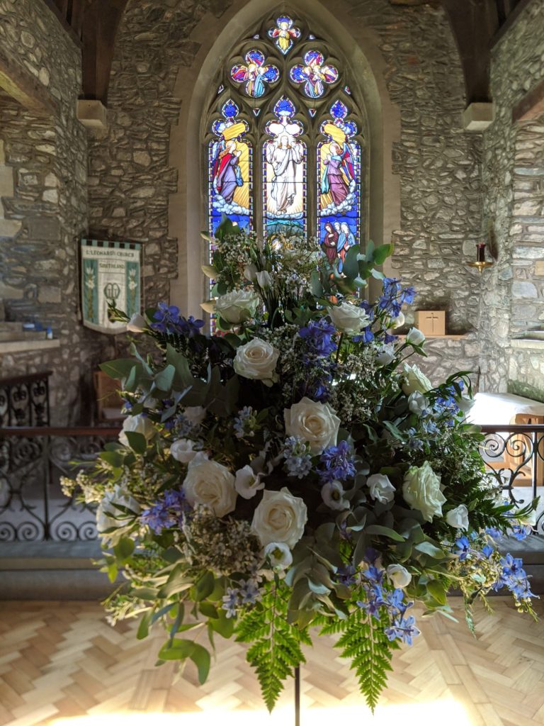 Pedestal arrangement in a church 